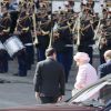 La reine Elizabeth II, accompagnée par le duc d'Edimbourg, s'est recueillie avec François Hollande sur la tombe du soldat inconnu, sous l'Arc de Triomphe, le 5 juin 2014 à Paris dans le cadre de sa visite pour les 70 ans du Débarquement.