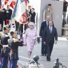 La reine Elizabeth II, accompagnée par le duc d'Edimbourg, s'est recueillie avec François Hollande sur la tombe du soldat inconnu, sous l'Arc de Triomphe, le 5 juin 2014 à Paris dans le cadre de sa visite pour les 70 ans du Débarquement.