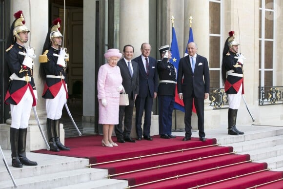 La reine Elizabeth II et le président François Hollande à l'Elysée à Paris le 5 juin 2014, dans le cadre de la visite de la monarque pour les célébrations du 70e anniversaire du Débarquement en Normandie.