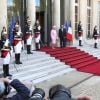 La reine Elizabeth II et le président François Hollande à l'Elysée à Paris le 5 juin 2014, dans le cadre de la visite de la monarque pour les célébrations du 70e anniversaire du Débarquement en Normandie.
