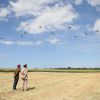 Le prince Charles a assisté à l'atterrissage de 300 parachutistes britanniques, américains, canadiens et français à Ranville, le 5 juin 2014, dans le cadre des commémorations du 70e anniversaire du débarquement.
