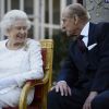 La reine Elizabeth II, avec son époux le duc d'Edimbourg, présidait une garden party à l'ambassade de Grande-Bretagne à Paris le 5 juin 2014