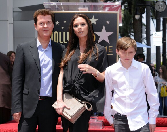Simon Fuller honoré sur le Hollywood Walk of Fame, en compagnie de Victoria Beckham et son fils Brooklyn, le 23 mai 2011.