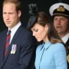 Le prince William et Kate Middleton, duchesse de Cambridge, dans receuillement lors de la cérémonie sur la plage "Gold Beach" à Arromanches pour les commémorations du 70e anniversaire du débarquement sur les plages de Normandie lors de la Seconde Guerre Mondiale, le 6 juin 2014.