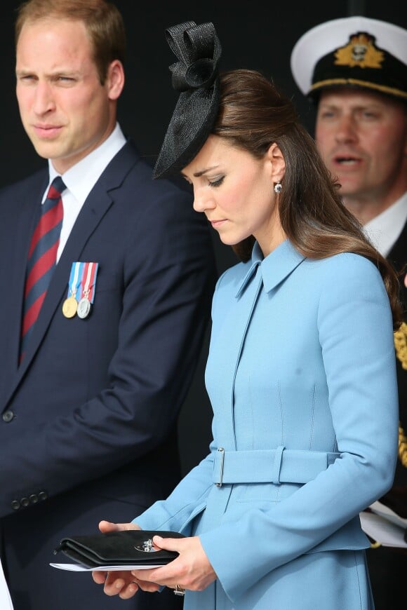 Le prince William et Kate Middleton, duchesse de Cambridge, dans receuillement lors de la cérémonie sur la plage "Gold Beach" à Arromanches pour les commémorations du 70e anniversaire du débarquement sur les plages de Normandie lors de la Seconde Guerre Mondiale, le 6 juin 2014.