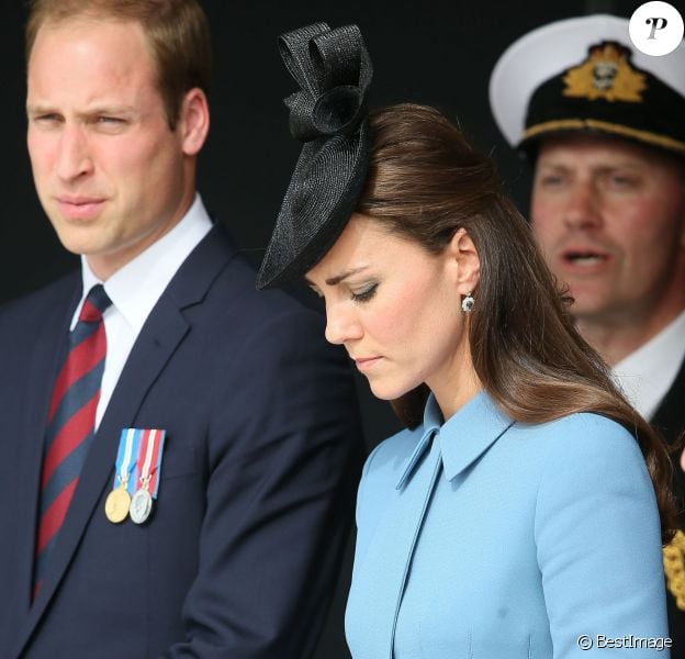 Le prince William et Kate Middleton, duchesse de Cambridge, dans receuillement lors de la cérémonie sur la plage "Gold Beach" à Arromanches pour les commémorations du 70e anniversaire du débarquement sur les plages de Normandie lors de la Seconde Guerre Mondiale, le 6 juin 2014.