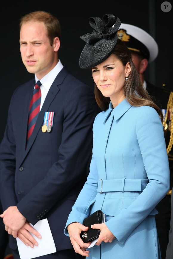 Le prince William et Kate Middleton, duchesse de Cambridge, lors de la cérémonie sur la plage "Gold Beach" à Arromanches pour les commémorations du 70e anniversaire du débarquement sur les plages de Normandie lors de la Seconde Guerre Mondiale, le 6 juin 2014.