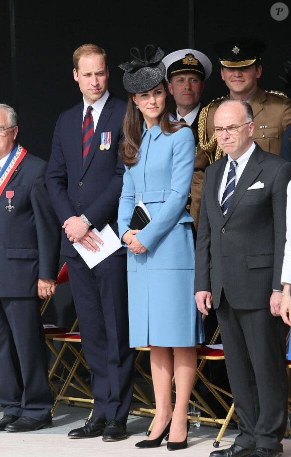 Bernard Cazeneuve avec le prince William et Kate Catherine Middleton, duchesse de Cambridge, lors de la cérémonie sur la plage "Gold Beach" à Arromanches pour les commémorations du 70e anniversaire du débarquement sur les plages de Normandie lors de la Seconde Guerre Mondiale, le 6 juin 2014.