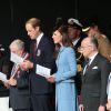 Le maire Patrick Jardin, Bernard Cazeneuve - Le prince William et Kate Catherine Middleton, duchesse de Cambridge, lors de la cérémonie sur la plage "Gold Beach" à Arromanches pour les commémorations du 70e anniversaire du débarquement sur les plages de Normandie lors de la Seconde Guerre Mondiale, le 6 juin 2014.