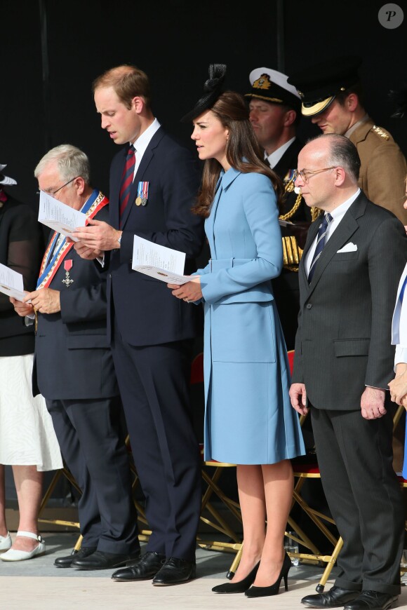 Le maire Patrick Jardin, Bernard Cazeneuve - Le prince William et Kate Catherine Middleton, duchesse de Cambridge, lors de la cérémonie sur la plage "Gold Beach" à Arromanches pour les commémorations du 70e anniversaire du débarquement sur les plages de Normandie lors de la Seconde Guerre Mondiale, le 6 juin 2014.