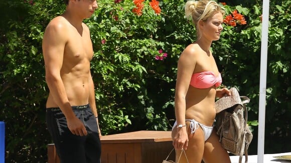 Caroline Receveur : Sexy en bikini à Miami avec son fiancé Valentin !