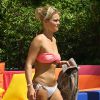 Exclusif - Caroline Receveur : la bombe se dévoile en bikini à la piscine de son hôtel à Miami, le 5 juin 2014
