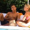 Exclusif - Caroline Receveur et son fiancé Valentin Lucas se prélassent au soleil à la piscine de leur hôtel à Miami, le 5 juin 2014