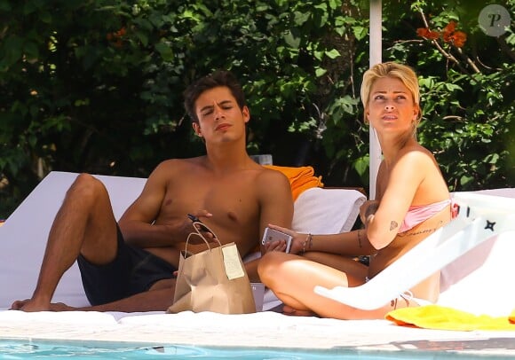 Exclusif - Caroline Receveur et son fiancé Valentin Lucas se relaxent à la piscine de leur hôtel lors de leurs vacances à Miami, le 5 juin 2014.