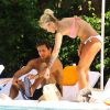 Exclusif - Caroline Receveur et son fiancé Valentin Lucas se relaxent à la piscine de leur hôtel lors de leurs vacances à Miami, le 5 juin 2014