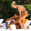 Exclusif - Caroline Receveur et son fiancé Valentin Lucas se relaxent à la piscine de leur hôtel lors de leurs vacances à Miami, le 5 juin 2014