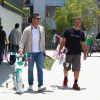 Jessica Alba et son mari Cash Warren emmènent leurs adorables filles Honor et Haven acheter des vélos à Brentwood. La petite Honor fête ses 6 ans ! Le 7 juin 2014