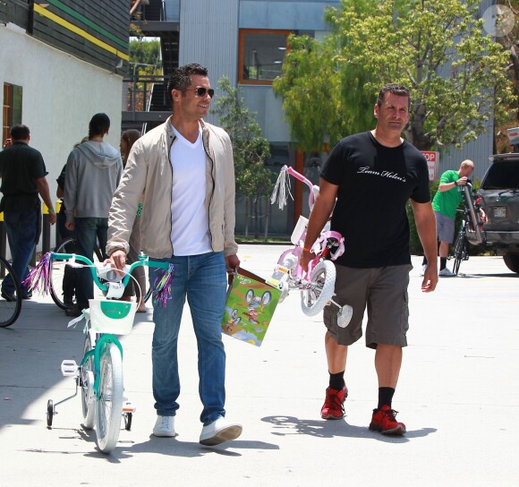 Jessica Alba et son mari Cash Warren emmènent leurs adorables filles Honor et Haven acheter des vélos à Brentwood. La petite Honor fête ses 6 ans ! Le 7 juin 2014