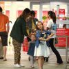 Jessica Alba et son mari Cash Warren emmènent leurs filles Honor et Haven acheter des vélos à Brentwood. La petite Honor fête ses 6 ans! Le 7 juin 2014
