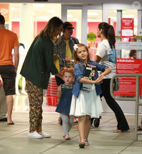 Jessica Alba et son mari Cash Warren emmènent leurs filles Honor et Haven acheter des vélos à Brentwood. La petite Honor fête ses 6 ans! Le 7 juin 2014