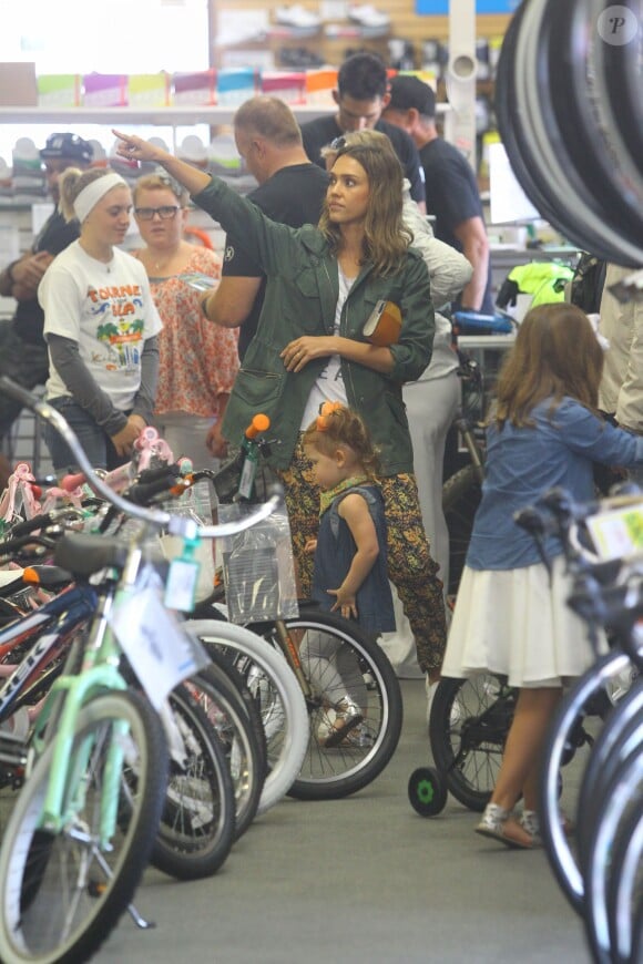 Belle journée à L.A ! Jessica Alba et son mari Cash Warren emmènent leurs filles Honor et Haven acheter des vélos à Brentwood. La petite Honor fête ses 6 ans! Le 7 juin 2014