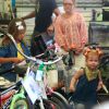 Jessica Alba et son mari Cash Warren emmènent leurs filles Honor et Haven acheter des vélos à Brentwood. La petite Honor fête ses 6 ans! Le 7 juin 2014