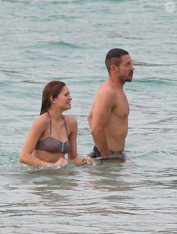 Exclusif - Le coach de l'Atlético Madrid Diego Simeone et sa compagne Carla Pereira en vacances à Saint-Barthelémy le 27 mai 2014.