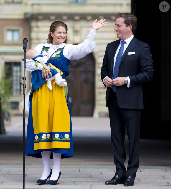 La princesse Madeleine de Suède, son mari Chris O'Neill et leur fille Leonore accueillent le public au Royal Castle à l'occasion de la fête nationale en Suède, le 6 juin 2014.06/06/2014 - Stockholm