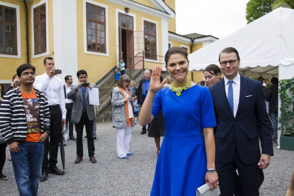 La princesse Victoria de Suède, habillée aux couleurs nationales, et son époux le prince Daniel ont assisté à la cérémonie de la citoyenneté dans le parc du château d'Ulriksdals à Solna, Stockholm, le 6 juin 2014, le jour de la fête nationale suédoise.