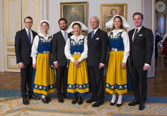 La famille royale de Suède a célébré la Fête nationale le 6 juin 2014. La reine Silvia, la princesse héritière Victoria et la princesse Madeleine portaient la robe traditionnelle aux couleurs de la Suède.