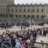 La procession royale de la fête nationale suédoise, le 6 juin 2014 à Stockholm, a transporté le roi Carl XVI Gustaf, la reine Silvia, la princesse héritière Victoria, le prince Daniel et la princesse Estelle, ainsi que la princesse Madeleine et Christopher O'Neill au parc de Skansen pour la soirée de festivités.