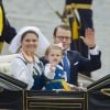 Un tour de calèche pour la princesse Estelle ! La procession royale de la fête nationale suédoise, le 6 juin 2014 à Stockholm, a transporté le roi Carl XVI Gustaf, la reine Silvia, la princesse héritière Victoria, le prince Daniel et la princesse Estelle, ainsi que la princesse Madeleine et Christopher O'Neill au parc de Skansen pour la soirée de festivités.