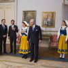 La famille royale de Suède a célébré la Fête nationale le 6 juin 2014. La reine Silvia, la princesse héritière Victoria et la princesse Madeleine portaient la robe traditionnelle aux couleurs de la Suède.
