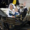 Un tour de calèche pour la princesse Estelle ! La procession royale de la fête nationale suédoise, le 6 juin 2014 à Stockholm, a transporté le roi Carl XVI Gustaf, la reine Silvia, la princesse héritière Victoria, le prince Daniel et la princesse Estelle, ainsi que la princesse Madeleine et Christopher O'Neill au parc de Skansen pour la soirée de festivités.