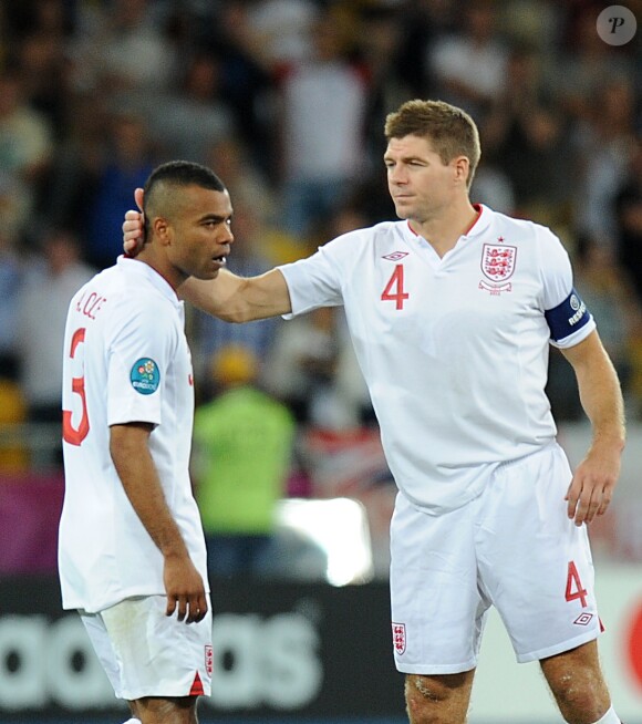 Ashley Cole et Steven Gerrard sous le maillot de l'équipe d'Angleterre, lors du art de finale de l'Euro 2012 face à l'Italie à Kiev, le 24 juin 2012