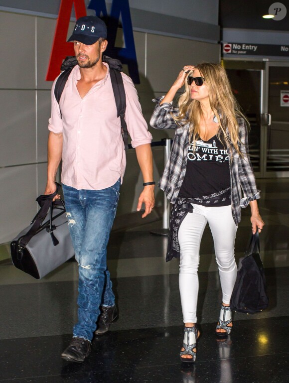 La chanteuse Fergie et son mari Josh Duhamel à l'aéroport de JFK à New York, le 9 juin 2014.