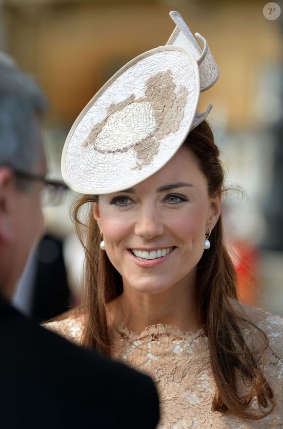 Kate Middleton, duchesse de Cambridge, etson chapeau Jane Taylor à la garden party organisée le 10 juin 2014 à Buckingham Palace par la reine Elizabeth II.