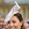 Kate Middleton, duchesse de Cambridge, etson chapeau Jane Taylor à la garden party organisée le 10 juin 2014 à Buckingham Palace par la reine Elizabeth II.