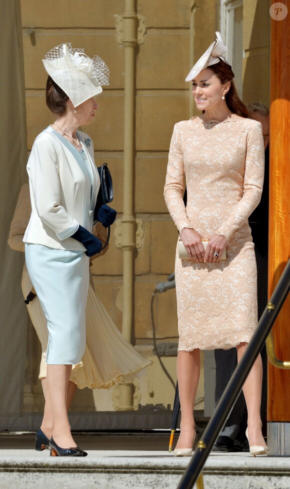 Kate Middleton et la princesse Anne discutant à la garden party organisée le 10 juin 2014 à Buckingham Palace par la reine Elizabeth II.