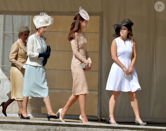 Kate Middleton, en Alexander McQueen, entre la princesse Anne et la princesse Eugenie à la garden party organisée le 10 juin 2014 à Buckingham Palace par la reine Elizabeth II.