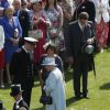 La reine Elizabeth II et Kate Middleton rencontrent les invités à la garden party organisée à Buckingham Palace le 10 juin 2014