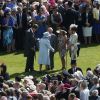 La reine Elizabeth II avec ses convives à la garden party organisée à Buckingham Palace le 10 juin 2014