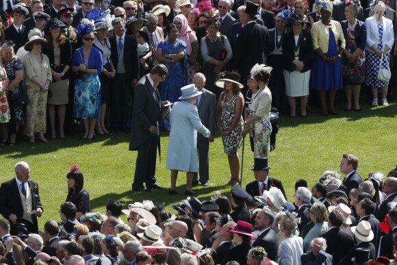 La reine Elizabeth II avec ses convives à la garden party organisée à Buckingham Palace le 10 juin 2014