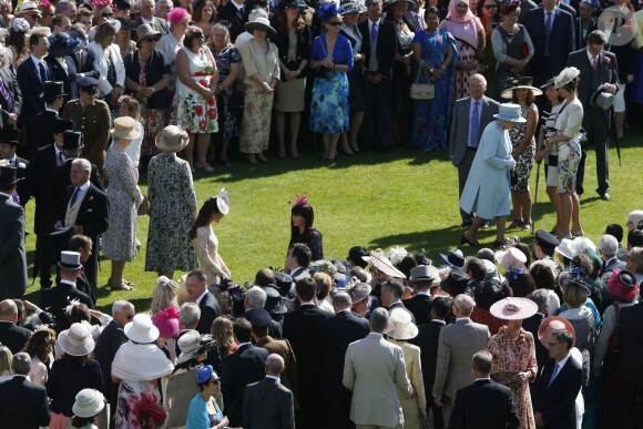 Kate Middleton et la reine Elizabeth II en pleine garden party organisée à Buckingham Palace le 10 juin 2014
