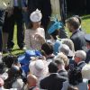 Kate Middleton discute avec les invités à la garden party organisée à Buckingham Palace le 10 juin 2014