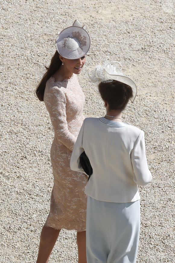 Kate Middleton et la princesse Anne en pleine discussion à la garden party organisée à Buckingham Palace le 10 juin 2014