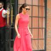 Victoria Beckham, tout de rouge vêtue avec une robe Victoria Beckham et des souliers Manolo Blahnik, quitte hôtel The Bowery à New York. Le 10 juin 2014.