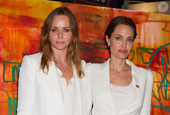 Stella McCartney et Angelina Jolie participent à un sommet contre les violences sexuelles lors de conflits à Londres, le 10 juin 2014.