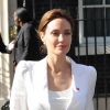 Angelina Jolie a été reçue par le premier ministre britannique David Cameron et le ministre des affaires étrangères William Haque au 10 Downing Street à Londres, le 10 juin 2014, pour s'entretenir au sujet de la prévention de la violence sexuelle pendant les conflits.