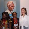 William Hague et Angelina Jolie rencontrent les activistes Nyota Babunga et  Carine Safari lors du 2e jour du sommet "End Sexual Violence in Conflict" à Londres le 11 juin 2014.